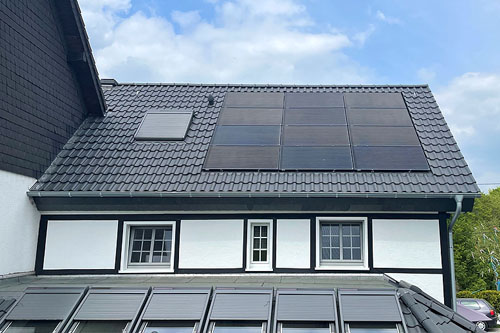 Jetzt eine Photovoltaik-Anlage in Bergisch Gladbach, Odenthal oder Leverkusen aud das Dach montieren lassen und Strom selbst erzeugen.